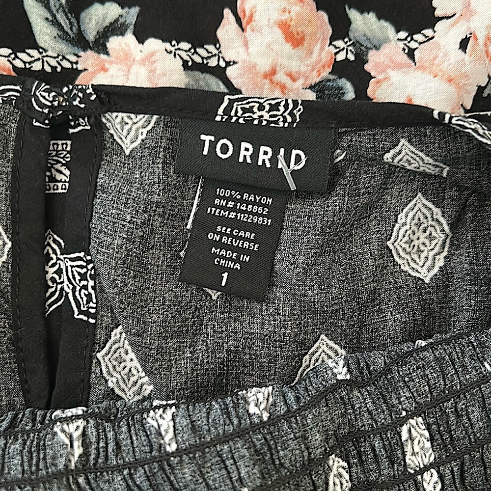Torrid Cute Black Floral Short Sleeve Shirt Top **Size 1** 🌸🌸 - Picture 4 of 4